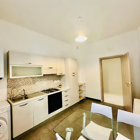 2 Bedrooms & Balcony, 5 Minutes To Airport, Sestri Ponente Aeroporto Génova