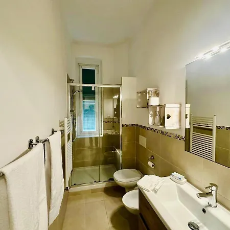 2 Bedrooms & Balcony, 5 Minutes To Airport, Sestri Ponente Aeroporto Apartamento *