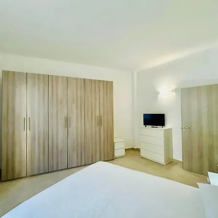 2 Bedrooms & Balcony, 5 Minutes To Airport, Sestri Ponente Aeroporto