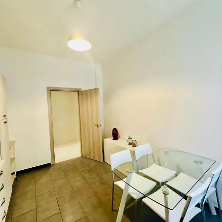 2 Bedrooms & Balcony, 5 Minutes To Airport, Sestri Ponente Aeroporto