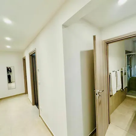 2 Bedrooms & Balcony, 5 Minutes To Airport, Sestri Ponente Aeroporto Apartment Genua